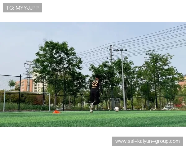 中锋背身做球转身射门命中上角，感受绝美进球的震撼